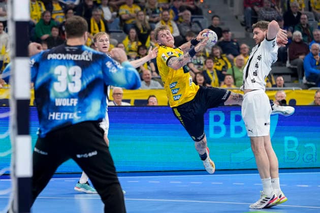 v.li.: Andreas Wolff (Andy Wolff, Torwart, THW, 33), Eric Johansson (THW, 21), Edwin Aspenbäck (RNL, 78), Magnus Landin Jacobsen (THW, 7), beim Sprungwurf, Wurf, Torwurf, Action, Aktion, Spielszene, 11.02.2026, Mannheim (Deutschland), Handball, Bundesliga, Rhein-Neckar Löwen - THW Kiel