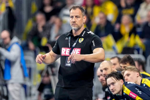 Maik Machulla (Trainer, Cheftrainer, RNL), gibt Anweisungen, gestikuliert, mit den Armen gestikulieren, Einzelbild, Einzelfoto, Aktion, Action, 11.02.2026, Mannheim (Deutschland), Handball, Bundesliga, Rhein-Neckar Löwen - THW Kiel