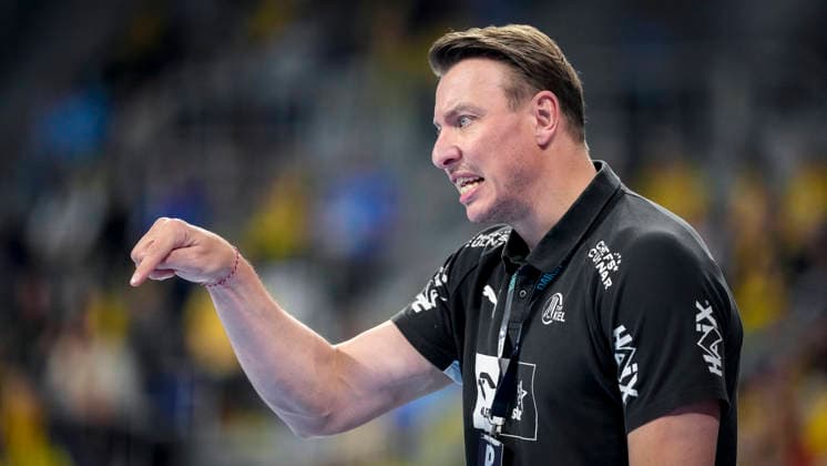 Filip Jicha (Trainer, Cheftrainer, THW), gibt Anweisungen, gestikuliert, mit den Armen gestikulieren, Einzelbild, Einzelfoto, Aktion, Action, 11.02.2026, Mannheim (Deutschland), Handball, Bundesliga, Rhein-Neckar Löwen - THW Kiel