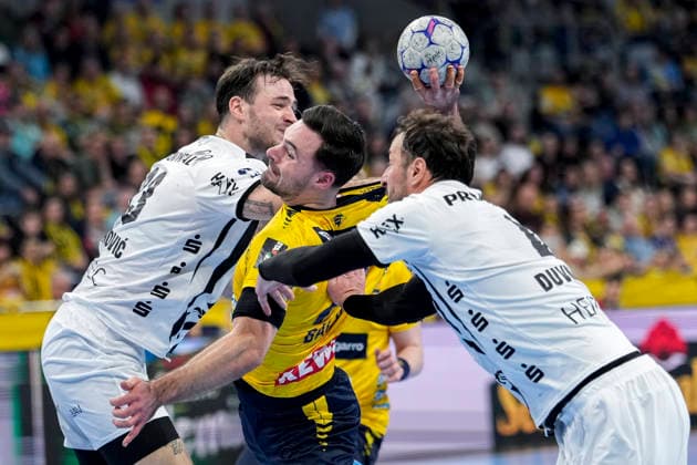 v.li.: Veron Nacinovic (THW, 93), Dani Baijens (RNL, 77), Domagoj Duvnjak (THW, 4), Zweikampf, Spielszene, Duell, duel, tackle, tackling, Dynamik, Action, Aktion, 11.02.2026, Mannheim (Deutschland), Handball, Bundesliga, Rhein-Neckar Löwen - THW Kiel