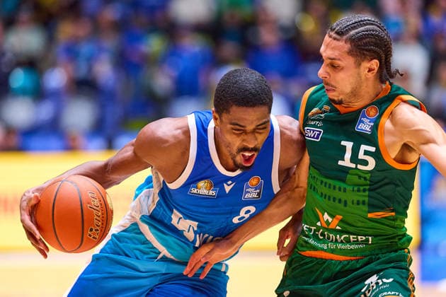 Zweikampf, Duell zwischen William Christmas (Frankfurt Skyliners, 08) und Jordan Roland (Gladiators Trier, 15) GER, Skyliners Frankfurt vs. Gladiators Trier, Basketball, 19. Spieltag, EasyCredit Bundesliga, Spielzeit 2025 2026, 11.02.2026 GER, Skyliners Frankfurt vs. Gladiators Trier, Basketball, 19. Spieltag, EasyCredit Bundesliga, Spielzeit 2025 2026, 11.02.2026 Frankfurt Main Copyright: xEibner-Pressefoto GeraldxOelze-dexStoppanyx EP_ODS