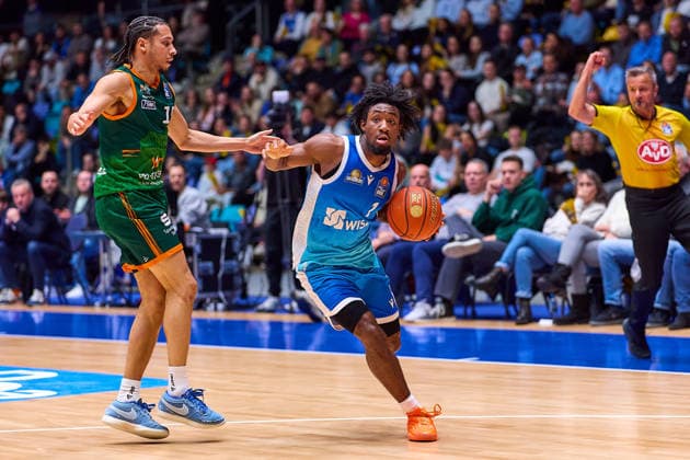 Jordan Roland (Gladiators Trier, 15), Isaiah Swope (Frankfurt Skyliners, 01) GER, Skyliners Frankfurt vs. Gladiators Trier, Basketball, 19. Spieltag, EasyCredit Bundesliga, Spielzeit 2025 2026, 11.02.2026 GER, Skyliners Frankfurt vs. Gladiators Trier, Basketball, 19. Spieltag, EasyCredit Bundesliga, Spielzeit 2025 2026, 11.02.2026 Frankfurt Main Copyright: xEibner-Pressefoto GeraldxOelze-dexStoppanyx EP_ODS
