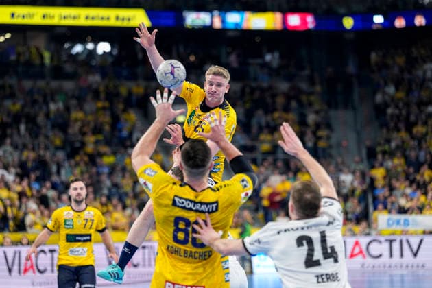 v.li.: Haukur Thrastarson (RNL, 25) mit Kreisanspiel an Jannik Kohlbacher (RNL, 80), beim Sprungwurf, Wurf, Action, Aktion, Spielszene, 11.02.2026, Mannheim (Deutschland), Handball, Bundesliga, Rhein-Neckar Löwen - THW Kiel