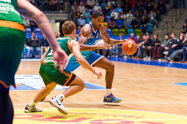 Zweikampf, Duell zwischen Steven Ashworth (Gladiators Trier, 01) und William Christmas (Frankfurt Skyliners, 08) GER, Skyliners Frankfurt vs. Gladiators Trier, Basketball, 19. Spieltag, EasyCredit Bundesliga, Spielzeit 2025 2026, 11.02.2026 GER, Skyliners Frankfurt vs. Gladiators Trier, Basketball, 19. Spieltag, EasyCredit Bundesliga, Spielzeit 2025 2026, 11.02.2026 Frankfurt Main Copyright: xEibner-Pressefoto GeraldxOelze-dexStoppanyx EP_ODS