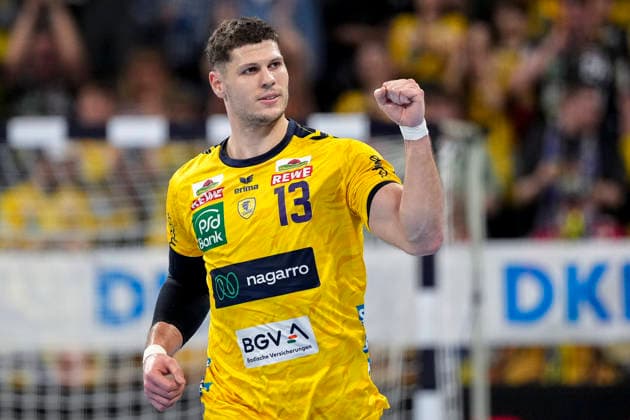 Torschütze Sebastian Heymann (RNL, 13), Spieler der Rhein-Neckar-Löwen, jubelt über ein Tor, Jubel, jubeln, Torjubel, Torerfolg, celebrate the goal, goal, celebration, jubelt ueber das Tor, Freuen, Freude, freut sich, optimistisch, positiv, Spielszene, Highlight, Einzelbild, Einzelfoto, Aktion, Action, 11.02.2026, Mannheim (Deutschland), Handball, Bundesliga, Rhein-Neckar Löwen - THW Kiel