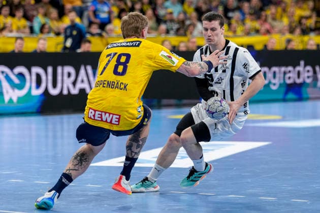 v.li.: Edwin Aspenbäck (RNL, 78), Elias Ellefsen a Skipagotu (THW, 71), Zweikampf, Spielszene, Duell, duel, tackle, tackling, Dynamik, Action, Aktion, 11.02.2026, Mannheim (Deutschland), Handball, Bundesliga, Rhein-Neckar Löwen - THW Kiel