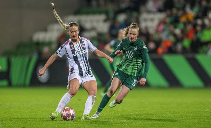 GER, Wolfsburg, VfL Wolfsburg vs Juventus Turin, Women s Champions League, Fussball, UEFA, Spielzeit 2025 2026, AOK Arena, Playoffs, Hinspiel im Bild v.l.: Abi Brighton (Juventus Turin Frauen 33), Vivien Endemann (VfL Wolfsburg Frauen 25) DFB DFL REGULATIONS PROHIBIT ANY USE OF PHOTOGRAPHS AS IMAGE SEQUENCES AND OR QUASI-VIDEO, 12.02.2026 Copyright: HMBxMedia HendrikxHamelau