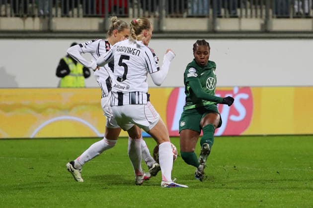 VfL vs. Juventus, CL Frauen Wolfsburg, 12.02.2026, Fußball, Frauen, VfL Wolfsburg vs. Juventus Turin, Champions League, Play-Offs, Saison 2025 2026, Mathilde Harviken (Juventus), Lineth Beerensteyn (VfL Wolfsburg) AOK Stadion Niedersachsen Deutschland