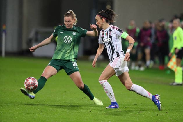 VfL vs. Juventus, CL Frauen Wolfsburg, 12.02.2026, Fußball, Frauen, VfL Wolfsburg vs. Juventus Turin, Champions League, Play-Offs, Saison 2025 2026, Sarai Linder (VfL Wolfsburg), Barbara Bonansea (Juventus) AOK Stadion Niedersachsen Deutschland