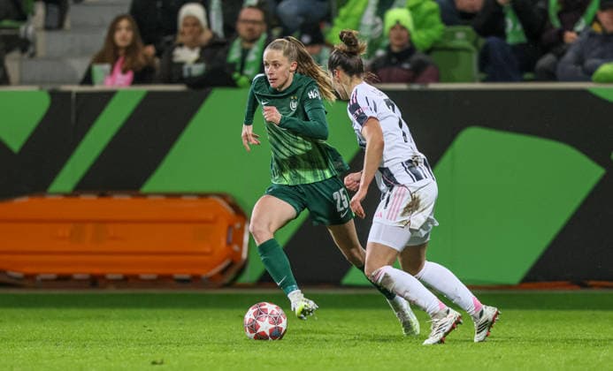 GER, Wolfsburg, VfL Wolfsburg vs Juventus Turin, Women s Champions League, Fussball, UEFA, Spielzeit 2025 2026, AOK Arena, Playoffs, Hinspiel im Bild v.l.: Vivien Endemann (VfL Wolfsburg Frauen 25), Martina Lenzini (Juventus Turin Frauen 71) DFB DFL REGULATIONS PROHIBIT ANY USE OF PHOTOGRAPHS AS IMAGE SEQUENCES AND OR QUASI-VIDEO, 12.02.2026 Copyright: HMBxMedia HendrikxHamelau