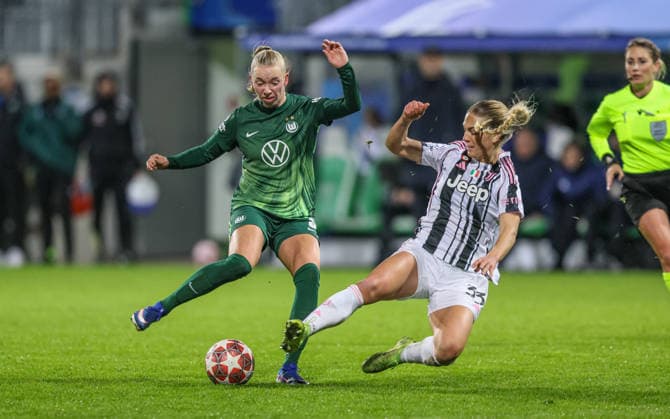 GER, Wolfsburg, VfL Wolfsburg vs Juventus Turin, Women s Champions League, Fussball, UEFA, Spielzeit 2025 2026, AOK Arena, Playoffs, Hinspiel im Bild v.l.: Ella Peddemors (VfL Wolfsburg Frauen 5), Abi Brighton (Juventus Turin Frauen 33), Zweikampf DFB DFL REGULATIONS PROHIBIT ANY USE OF PHOTOGRAPHS AS IMAGE SEQUENCES AND OR QUASI-VIDEO, 12.02.2026 Copyright: HMBxMedia HendrikxHamelau