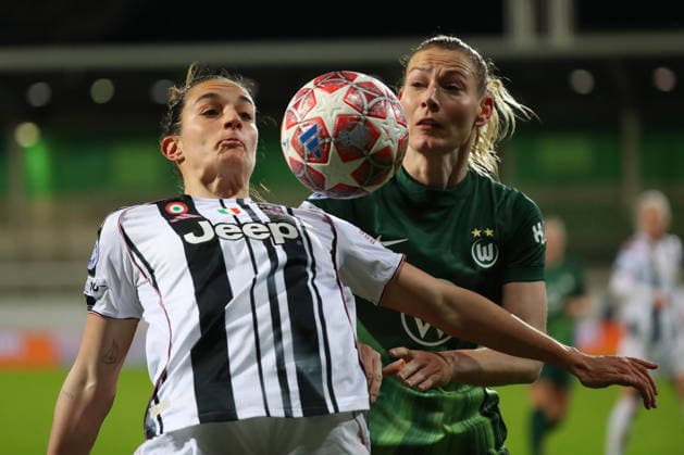 VfL vs. Juventus, CL Frauen Wolfsburg, 12.02.2026, Fußball, Frauen, VfL Wolfsburg vs. Juventus Turin, Champions League, Play-Offs, Saison 2025 2026, Martina Lenzini (Juventus), Sarai Linder (VfL Wolfsburg) AOK Stadion Niedersachsen Deutschland