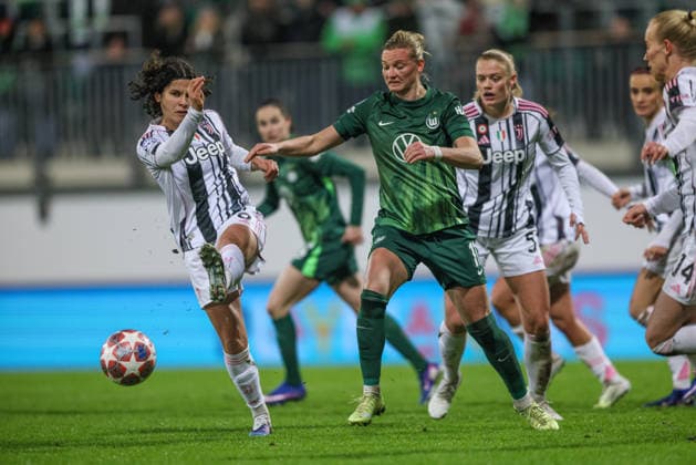GER, Wolfsburg, VfL Wolfsburg vs Juventus Turin, Women s Champions League, Fussball, UEFA, Spielzeit 2025 2026, AOK Arena, Playoffs, Hinspiel im Bild v.l.: Eva Schatzer (Juventus Turin Frauen 6), Alexandra Popp (VfL Wolfsburg Frauen 11) DFB DFL REGULATIONS PROHIBIT ANY USE OF PHOTOGRAPHS AS IMAGE SEQUENCES AND OR QUASI-VIDEO, 12.02.2026 Copyright: HMBxMedia HendrikxHamelau