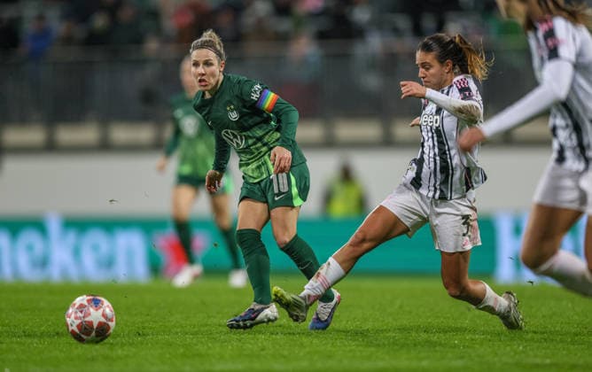 GER, Wolfsburg, VfL Wolfsburg vs Juventus Turin, Women s Champions League, Fussball, UEFA, Spielzeit 2025 2026, AOK Arena, Playoffs, Hinspiel im Bild v.l.: Svenja Huth (VfL Wolfsburg Frauen 10), Estela Carbonell (Juventus Turin Frauen 3) DFB DFL REGULATIONS PROHIBIT ANY USE OF PHOTOGRAPHS AS IMAGE SEQUENCES AND OR QUASI-VIDEO, 12.02.2026 Copyright: HMBxMedia HendrikxHamelau