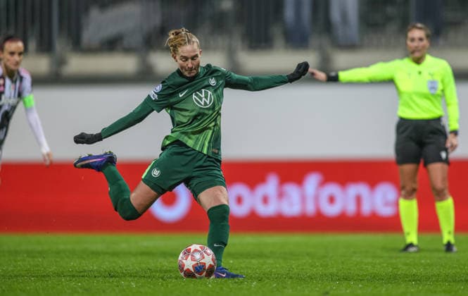 GER, Wolfsburg, VfL Wolfsburg vs Juventus Turin, Women s Champions League, Fussball, UEFA, Spielzeit 2025 2026, AOK Arena, Playoffs, Hinspiel im Bild: Janina Minge (VfL Wolfsburg Frauen 6) trifft per Elfmeter zum Tor DFB DFL REGULATIONS PROHIBIT ANY USE OF PHOTOGRAPHS AS IMAGE SEQUENCES AND OR QUASI-VIDEO, 12.02.2026 Copyright: HMBxMedia HendrikxHamelau