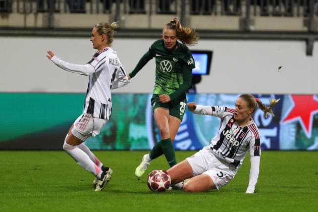 VfL vs. Juventus, CL Frauen Wolfsburg, 12.02.2026, Fußball, Frauen, VfL Wolfsburg vs. Juventus Turin, Champions League, Play-Offs, Saison 2025 2026, Emma Kullberg (Juventus), Vievien Endemann (VfL Wolfsburg), Mathilde Harviken (Juventus) AOK Stadion Niedersachsen Deutschland