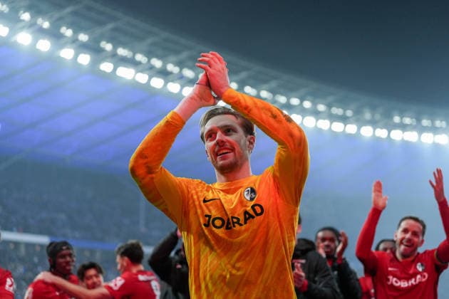 Florian Müller Florian Mueller (SC Freiburg, 21) Jubel nach dem Spiel, Die Mannschaft bedankt sich bei den Fans und Ultras nach dem Spiel , Fußball, Viertelfinale, DFB Pokal, 2025 26, Hertha BSC vs. SC Freiburg, 10.02.2026, Olympiastadion Berlin, Berlin, Deutschland DFB REGULATIONS PROHIBIT ANY USE OF PHOTOGRAPHS AS IMAGE SEQUENCES AND OR QUASI-VIDEO. Berlin Olympiastadion Berlin Berlin Deutschland Copyright: xArnexAmbergx