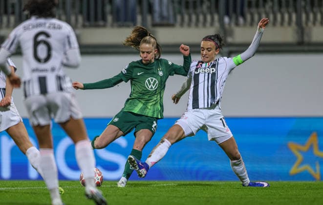 GER, Wolfsburg, VfL Wolfsburg vs Juventus Turin, Women s Champions League, Fussball, UEFA, Spielzeit 2025 2026, AOK Arena, Playoffs, Hinspiel im Bild v.l.: Vivien Endemann (VfL Wolfsburg Frauen 25), Barbara Bonansea (Juventus Turin Frauen 11) DFB DFL REGULATIONS PROHIBIT ANY USE OF PHOTOGRAPHS AS IMAGE SEQUENCES AND OR QUASI-VIDEO, 12.02.2026 Copyright: HMBxMedia HendrikxHamelau