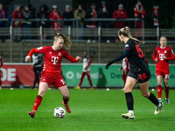 Weronika Zawistowska (1. FC Koeln, 10) im Zweikampf gegen Juliette Angele Vidal (Bayer 04 Leverkusen, 56) Bayer 04 Leverkusen vs. 1. FC Koeln, Fußball, Frauen Bundesliga, Google Pixel Frauen Bundesliga, 18. Spieltag, Saison 2025 2026, 13.02.2026 DFB REGULATIONS PROHIBIT ANY USE OF PHOTOGRAPHS AS IMAGE SEQUENCES AND OR QUASI-VIDEO, Bayer 04 Leverkusen vs. 1. FC Koeln, Fußball, Frauen Bundesliga, Google Pixel Frauen Bundesliga, 18. Spieltag, Saison 2025 2026, 13.02.2026 Leverkusen Copyright: xEibner-Pressefoto DamianxKruczynx EP_DKI