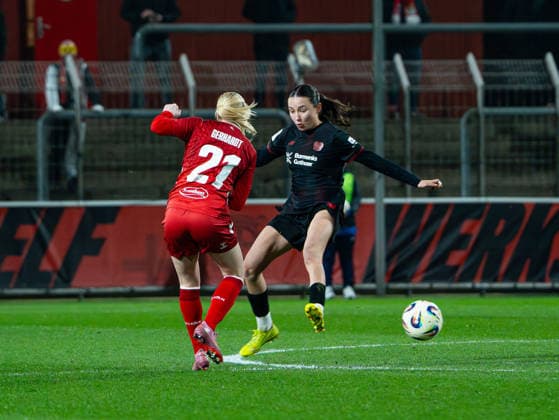 Loreen Bender (Bayer 04 Leverkusen, 19) im Zweikampf gegen Anna Gerhardt (1. FC Koeln, 21) Bayer 04 Leverkusen vs. 1. FC Koeln, Fußball, Frauen Bundesliga, Google Pixel Frauen Bundesliga, 18. Spieltag, Saison 2025 2026, 13.02.2026 DFB REGULATIONS PROHIBIT ANY USE OF PHOTOGRAPHS AS IMAGE SEQUENCES AND OR QUASI-VIDEO, Bayer 04 Leverkusen vs. 1. FC Koeln, Fußball, Frauen Bundesliga, Google Pixel Frauen Bundesliga, 18. Spieltag, Saison 2025 2026, 13.02.2026 Leverkusen Copyright: xEibner-Pressefoto DamianxKruczynx EP_DKI