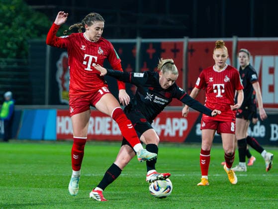 Vanessa Fudalla (Bayer 04 Leverkusen, 21) im Dribbling gegen Zoe Hasenauer (1. FC Koeln, 16) Bayer 04 Leverkusen vs. 1. FC Koeln, Fußball, Frauen Bundesliga, Google Pixel Frauen Bundesliga, 18. Spieltag, Saison 2025 2026, 13.02.2026 DFB REGULATIONS PROHIBIT ANY USE OF PHOTOGRAPHS AS IMAGE SEQUENCES AND OR QUASI-VIDEO, Bayer 04 Leverkusen vs. 1. FC Koeln, Fußball, Frauen Bundesliga, Google Pixel Frauen Bundesliga, 18. Spieltag, Saison 2025 2026, 13.02.2026 Leverkusen Copyright: xEibner-Pressefoto DamianxKruczynx EP_DKI
