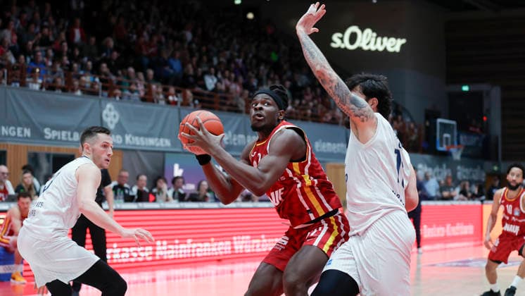 Im Bild: v.li. Ryan Mikesell (MLP Academics Heidelberg, 33), Charles Thompson (Wuerzburg Baskets, 32) und Marcel Keßen (MLP Academics Heidelberg, 15) 13.02.2026, Fitness First Wuerzburg Baskets vs. MLP Academics Heidelberg, easyCredit BBL, 20. Spieltag, Deutschland, 97072, tectake-Arena Wuerzburg, Copyright: HMBxMedia xJulienxBecker