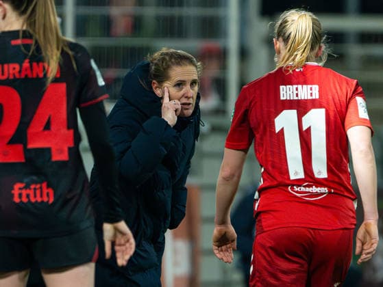 Britta Carlson (1. FC Koeln, Trainerin) spricht mit Pauline Bremer (1. FC Koeln, 11) Bayer 04 Leverkusen vs. 1. FC Koeln, Fußball, Frauen Bundesliga, Google Pixel Frauen Bundesliga, 18. Spieltag, Saison 2025 2026, 13.02.2026 DFB REGULATIONS PROHIBIT ANY USE OF PHOTOGRAPHS AS IMAGE SEQUENCES AND OR QUASI-VIDEO, Bayer 04 Leverkusen vs. 1. FC Koeln, Fußball, Frauen Bundesliga, Google Pixel Frauen Bundesliga, 18. Spieltag, Saison 2025 2026, 13.02.2026 Leverkusen Copyright: xEibner-Pressefoto DamianxKruczynx EP_DKI