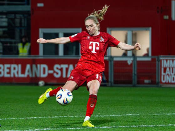 Pauline Bremer (1. FC Koeln, 11) beim Torschuss Bayer 04 Leverkusen vs. 1. FC Koeln, Fußball, Frauen Bundesliga, Google Pixel Frauen Bundesliga, 18. Spieltag, Saison 2025 2026, 13.02.2026 DFB REGULATIONS PROHIBIT ANY USE OF PHOTOGRAPHS AS IMAGE SEQUENCES AND OR QUASI-VIDEO, Bayer 04 Leverkusen vs. 1. FC Koeln, Fußball, Frauen Bundesliga, Google Pixel Frauen Bundesliga, 18. Spieltag, Saison 2025 2026, 13.02.2026 Leverkusen Copyright: xEibner-Pressefoto DamianxKruczynx EP_DKI