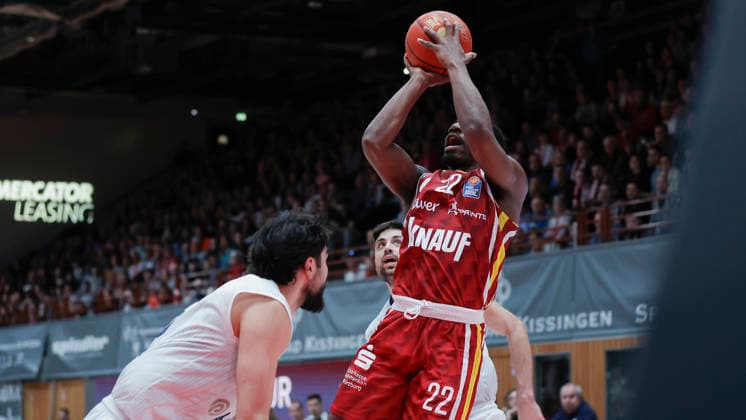 Im Bild: v.li. Erol Ersek (MLP Academics Heidelberg, 11) und Mateo Seric (MLP Academics Heidelberg, 21) gegen Charles Thompson (Wuerzburg Baskets, 32) am Ball 13.02.2026, Fitness First Wuerzburg Baskets vs. MLP Academics Heidelberg, easyCredit BBL, 20. Spieltag, Deutschland, 97072, tectake-Arena Wuerzburg, Copyright: HMBxMedia xJulienxBecker