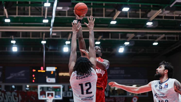 Im Bild: v.li. Osun Osunniyi (MLP Academics Heidelberg, 12), Charles Thompson (Wuerzburg Baskets, 32) am Ball und Marcel Keßen (MLP Academics Heidelberg, 15) 13.02.2026, Fitness First Wuerzburg Baskets vs. MLP Academics Heidelberg, easyCredit BBL, 20. Spieltag, Deutschland, 97072, tectake-Arena Wuerzburg, Copyright: HMBxMedia xJulienxBecker