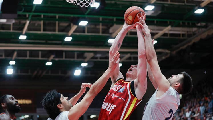 Im Bild: Erol Ersek (MLP Academics Heidelberg, 11), links im Bild und Mateo Seric (MLP Academics Heidelberg, 21), rechts im Bild gegen Christian Skladanowski (Wuerzburg Baskets, 19) 13.02.2026, Fitness First Wuerzburg Baskets vs. MLP Academics Heidelberg, easyCredit BBL, 20. Spieltag, Deutschland, 97072, tectake-Arena Wuerzburg, Copyright: HMBxMedia xJulienxBecker