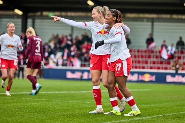 14.02.2026, GER, Frauenfußball, BL, 2025 2026, RB Leipzig - 1. FC Nürnberg Marleen Schimmer (14, RB Leipzig, li.), Delice Boboy (17, RB Leipzig), Jubel nach 1:0 Leipzig Trainingszentrum der Roten Bulle Sachsen Deutschland