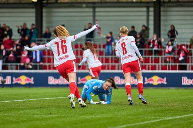 14.02.2026, GER, Frauenfußball, BL, 2025 2026, RB Leipzig - 1. FC Nürnberg Annabel Schasching (16, RB Leipzig, li.), Emilia Asgeirsdottir (8, RB Leipzig), Jubel nach 2:0 Leipzig Trainingszentrum der Roten Bulle Sachsen Deutschland