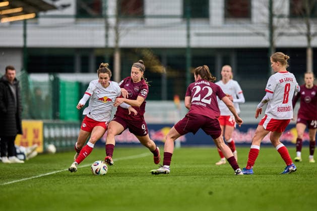 14.02.2026, GER, Frauenfußball, BL, 2025 2026, RB Leipzig - 1. FC Nürnberg Sandra Starke (13, RB Leipzig, li.), Laura Miller (9, FC Nürnberg), Aktion, Zweikampf um Ball, an der Seitenlinie Leipzig Trainingszentrum der Roten Bulle Sachsen Deutschland