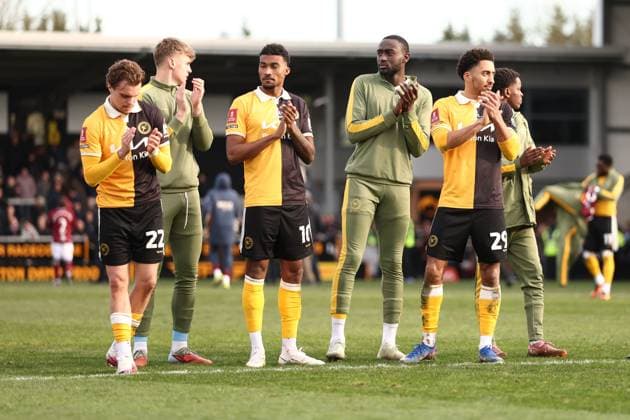 Burton Albion players applaud the fans. Burton Albion v West Ham United, Emirates FA Cup, Fourth Round, Football, Pirelli Stadium, Burton upon Trent, UK - 14 Feb 2026Burton upon Trent Pirelli Stadium United Kingdom EDITORIAL USE ONLY No use with unauthorised audio, video, data, fixture lists, club league logos or live services. Online in-match use limited to 120 images, no video emulation. No use in betting, games or single club league player publications. Copyright: xRyanxBrowne Shutterstockx 16608141bw