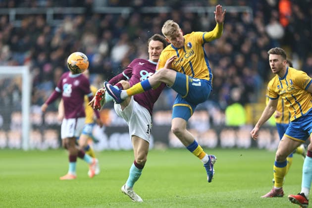Hjalmar Ekdal of Burnley and Will Evans of Mansfield Town Burnley v Mansfield Town, Emirates FA Cup, Fourth Round, Football, Turf Moor, Burnley, UK - 14 Feb 2026Burnley Turf Moor United Kingdom EDITORIAL USE ONLY No use with unauthorised audio, video, data, fixture lists, club league logos or live services. Online in-match use limited to 120 images, no video emulation. No use in betting, games or single club league player publications. Copyright: xPhilxOldham Shutterstockx 16608267n
