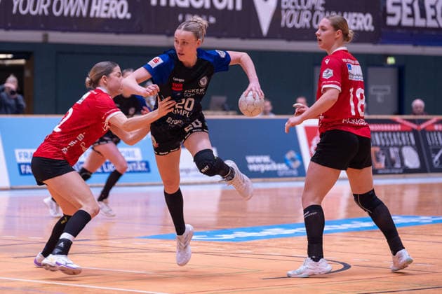 Zweikampf zwischen Deborah Spatz (HSV Solingen Graefrath, 42), Julika Birnkammer (ESV 1927 Regensburg e.V., 20) und Sophie Pickrodt (HSV Solingen Graefrath, 18). HSV Solingen Graefrath vs. ESV 1927 Regensburg, Handball, ALSCO Handballbundesliga Frauen, 18. Spieltag, Saison 2025 2026, 14.02.2026 HSV Solingen Graefrath 76 vs. ESV 1927 Regensburg, Handball, ALSCO Handballbundesliga Frauen, 18. Spieltag, Saison 2025 2026, 14.02.2026 Solingen Copyright: xEibner-Pressefoto ThomasxHaeslerx EP_THR