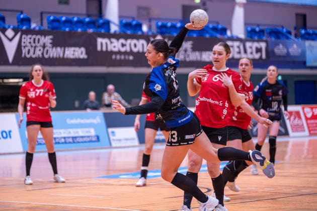 Sra Mustafic (ESV 1927 Regensburg e.V., 13) kommt gegen Frida Heimann (HSV Solingen Graefrath, 06) zum Wurf. HSV Solingen Graefrath vs. ESV 1927 Regensburg, Handball, ALSCO Handballbundesliga Frauen, 18. Spieltag, Saison 2025 2026, 14.02.2026 HSV Solingen Graefrath 76 vs. ESV 1927 Regensburg, Handball, ALSCO Handballbundesliga Frauen, 18. Spieltag, Saison 2025 2026, 14.02.2026 Solingen Copyright: xEibner-Pressefoto ThomasxHaeslerx EP_THR