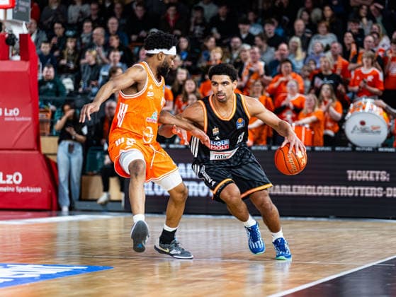 Mark Smith (ratiopharm Ulm, 13) im Zweikampf gegen Lloyd Pandi (RASTA Vechta, 41) RASTA Vechta vs. ratiopharm Ulm, Basketball, easyCredit Basketball Bundesliga, 20. Spieltag, Saison 2025 2026, 14.02.2026 RASTA Vechta vs. ratiopharm Ulm, Basketball, easyCredit Basketball Bundesliga, 20. Spieltag, Saison 2025 2026, 14.02.2026 Vechta Copyright: xEibner-Pressefoto DamianxKruczynx EP_DKI