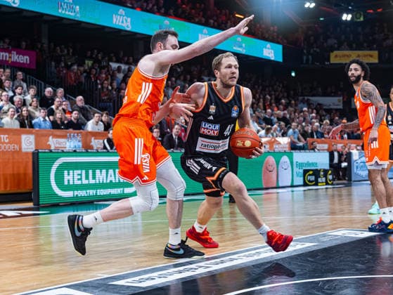 Christian Sengfelder (ratiopharm Ulm, 43) im Zweikampf gegen Philipp Herkenhoff (RASTA Vechta, 14) RASTA Vechta vs. ratiopharm Ulm, Basketball, easyCredit Basketball Bundesliga, 20. Spieltag, Saison 2025 2026, 14.02.2026 RASTA Vechta vs. ratiopharm Ulm, Basketball, easyCredit Basketball Bundesliga, 20. Spieltag, Saison 2025 2026, 14.02.2026 Vechta Copyright: xEibner-Pressefoto DamianxKruczynx EP_DKI