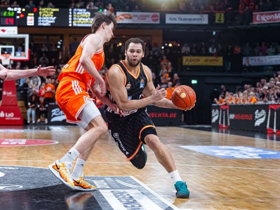 Christopher Ledlum (ratiopharm Ulm, 04) im Zweikampf gegen Joschka Ferner (RASTA Vechta, 09) RASTA Vechta vs. ratiopharm Ulm, Basketball, easyCredit Basketball Bundesliga, 20. Spieltag, Saison 2025 2026, 14.02.2026 RASTA Vechta vs. ratiopharm Ulm, Basketball, easyCredit Basketball Bundesliga, 20. Spieltag, Saison 2025 2026, 14.02.2026 Vechta Copyright: xEibner-Pressefoto DamianxKruczynx EP_DKI