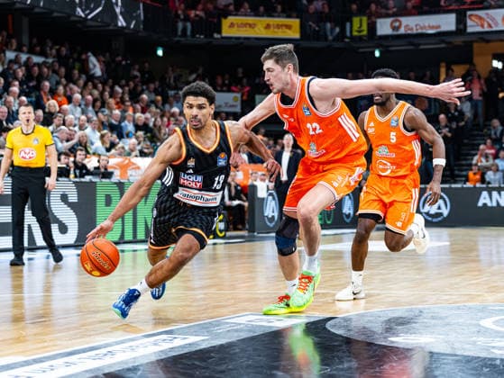 Mark Smith (ratiopharm Ulm, 13) im Zweikampf gegen Tibor Pleiss (RASTA Vechta, 22) RASTA Vechta vs. ratiopharm Ulm, Basketball, easyCredit Basketball Bundesliga, 20. Spieltag, Saison 2025 2026, 14.02.2026 RASTA Vechta vs. ratiopharm Ulm, Basketball, easyCredit Basketball Bundesliga, 20. Spieltag, Saison 2025 2026, 14.02.2026 Vechta Copyright: xEibner-Pressefoto DamianxKruczynx EP_DKI