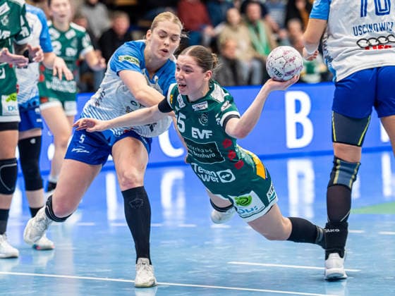 Lara Daeuble (Frisch Auf Frauen, 95) setzt sich gegen Kim Hinkelmann Union Neckarsulm, 05) durch, Frisch Auf Goeppingen vs. Sport-Union Neckarsulm, Handball, 1. Bundesliga, Spielzeit 2025 2026, 14.02.2026 Frisch Auf Goeppingen vs. Sport-Union Neckarsulm, Handball, 1. Bundesliga, Spielzeit 2025 2026, 14.02.2026 Goeppingen Copyright: xMichaelxSchmidt Eibner-Pressefotx EP_MST