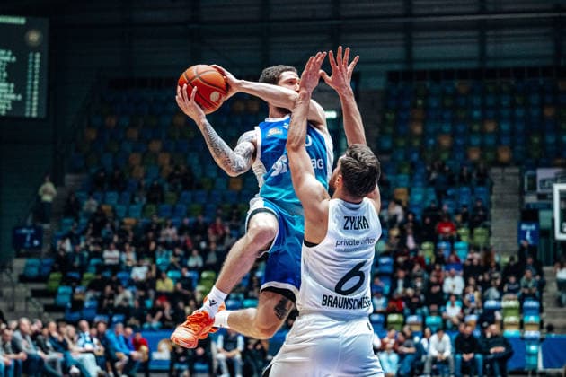 Logan Johnson (Skyliners Frankfurt, 0), Ferdinand Zylka (Basketball Loewen Braunschweig, 06) GER, Skyliners Frankfurt vs. Basketball Loewen Braunschweig, Basketball, easycredit BBL, Bundesliga, 20 Spieltag, Saison 2025 2026. 14.02.2026 Eibner-Pressefoto Attila Ziga GER, Skyliners Frankfurt vs. Basketball Loewen Braunschweig, Basketball, easycredit BBL, Bundesliga, 20 Spieltag, Saison 2025 2026. 14.02.2026 Frankfurt am Main Copyright: xEibner-Pressefotox EP_AZA