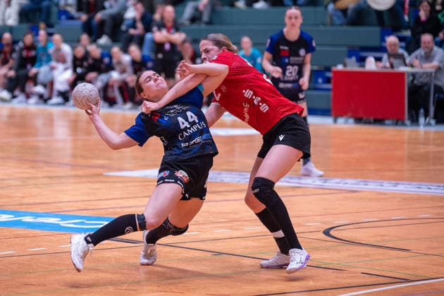 Zweikampf zwischen Melina Hahn (ESV 1927 Regensburg e.V., 44) und Deborah Spatz (HSV Solingen Graefrath, 42). HSV Solingen Graefrath vs. ESV 1927 Regensburg, Handball, ALSCO Handballbundesliga Frauen, 18. Spieltag, Saison 2025 2026, 14.02.2026 HSV Solingen Graefrath 76 vs. ESV 1927 Regensburg, Handball, ALSCO Handballbundesliga Frauen, 18. Spieltag, Saison 2025 2026, 14.02.2026 Solingen Copyright: xEibner-Pressefoto ThomasxHaeslerx EP_THR