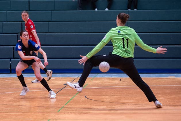 Caroline Haertl (ESV 1927 Regensburg e.V., 15) ueberwindet Katja Grewe (HSV Solingen Graefrath, 11). HSV Solingen Graefrath vs. ESV 1927 Regensburg, Handball, ALSCO Handballbundesliga Frauen, 18. Spieltag, Saison 2025 2026, 14.02.2026 HSV Solingen Graefrath 76 vs. ESV 1927 Regensburg, Handball, ALSCO Handballbundesliga Frauen, 18. Spieltag, Saison 2025 2026, 14.02.2026 Solingen Copyright: xEibner-Pressefoto ThomasxHaeslerx EP_THR