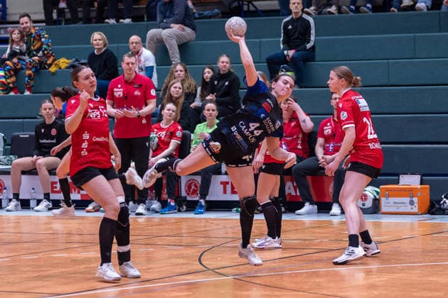 Melina Hahn (ESV 1927 Regensburg e.V., 44) hat sich gegen Emma Schwitzer (HSV Solingen Graefrath, 13) und Luna Kuelker (HSV Solingen Graefrath und Mia Bomnueter (HSV Solingen Grefrath, 22) durchgesetzt. HSV Solingen Graefrath vs. ESV 1927 Regensburg, Handball, ALSCO Handballbundesliga Frauen, 18. Spieltag, Saison 2025 2026, 14.02.2026 HSV Solingen Graefrath 76 vs. ESV 1927 Regensburg, Handball, ALSCO Handballbundesliga Frauen, 18. Spieltag, Saison 2025 2026, 14.02.2026 Solingen Copyright: xEibner-Pressefoto ThomasxHaeslerx EP_THR