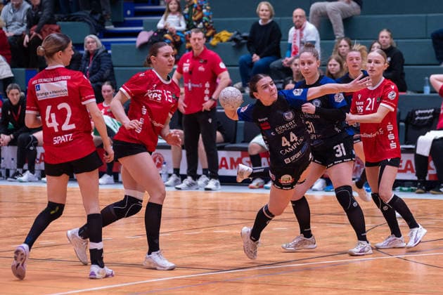 Melina Hahn (ESV 1927 Regensburg e.V., 44) hat sich gege Emma Schwitzer (HSV Solingen Graefrath, 13) und Maira Voelker (HSV Solingen Graefrath, 21) durchgesetzt. HSV Solingen Graefrath vs. ESV 1927 Regensburg, Handball, ALSCO Handballbundesliga Frauen, 18. Spieltag, Saison 2025 2026, 14.02.2026 HSV Solingen Graefrath 76 vs. ESV 1927 Regensburg, Handball, ALSCO Handballbundesliga Frauen, 18. Spieltag, Saison 2025 2026, 14.02.2026 Solingen Copyright: xEibner-Pressefoto ThomasxHaeslerx EP_THR