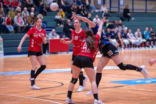 Julika Birnkammer (ESV 1927 Regensburg e.V., 20) kommt zum Wurf gegen Hannah Gutzeit (HSV Solingen Graefrath, 43). HSV Solingen Graefrath vs. ESV 1927 Regensburg, Handball, ALSCO Handballbundesliga Frauen, 18. Spieltag, Saison 2025 2026, 14.02.2026 HSV Solingen Graefrath 76 vs. ESV 1927 Regensburg, Handball, ALSCO Handballbundesliga Frauen, 18. Spieltag, Saison 2025 2026, 14.02.2026 Solingen Copyright: xEibner-Pressefoto ThomasxHaeslerx EP_THR