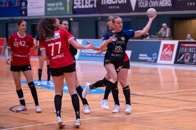Zweikampf zwischen Vanessa Brandt (HSV Solingen Graefrath, 77), Julika Birnkammer (ESV 1927 Regensburg e.V., 20) und Sophie Pickrodt (HSV Solingen Graefrath, 18). HSV Solingen Graefrath vs. ESV 1927 Regensburg, Handball, ALSCO Handballbundesliga Frauen, 18. Spieltag, Saison 2025 2026, 14.02.2026 HSV Solingen Graefrath 76 vs. ESV 1927 Regensburg, Handball, ALSCO Handballbundesliga Frauen, 18. Spieltag, Saison 2025 2026, 14.02.2026 Solingen Copyright: xEibner-Pressefoto ThomasxHaeslerx EP_THR